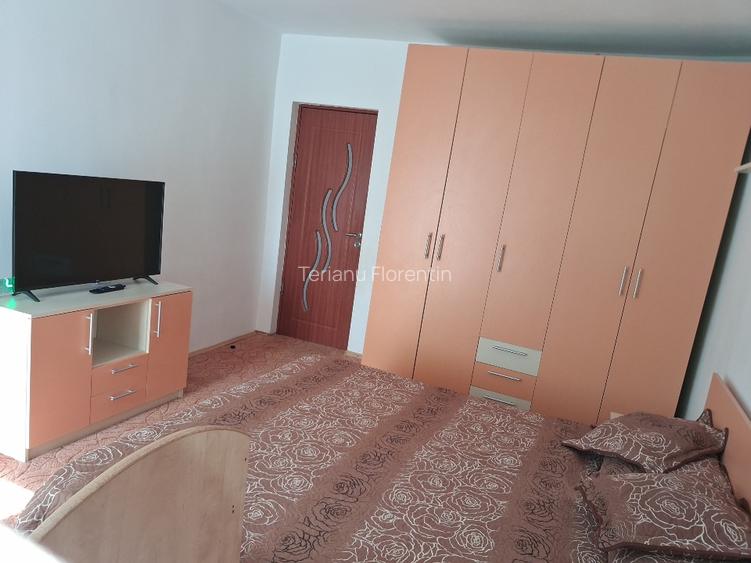 Proprietar  vând  apartament cu  3 camere decomandat în  Reșița  - 5