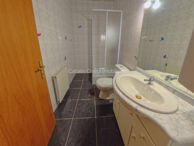 Spatiu 18 mp etaj 3, str Piata Revolutiei Bacau - 2