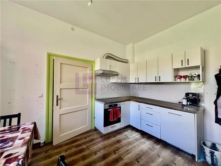 Casa de vanzare  | 2 constructii | 540 mp teren |  zona Lupeni | pivnita - 2