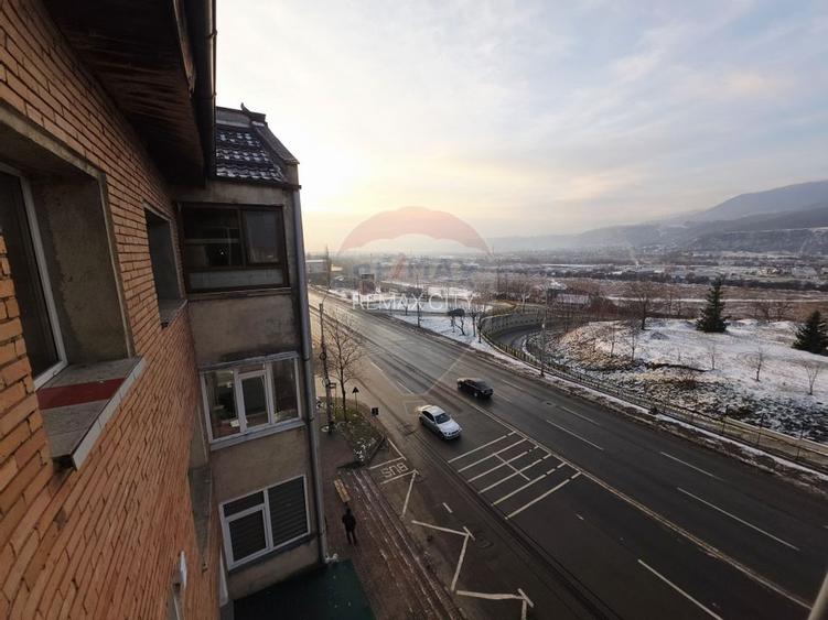 Apartament cu 2 camere de vânzare în zona 1 Mai - 18