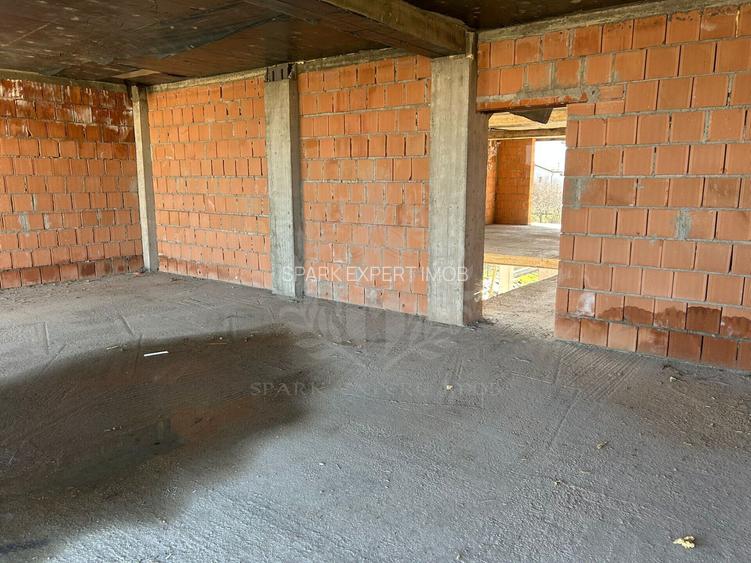 Casa la rosu. Strejnicu. 6 camere - 8