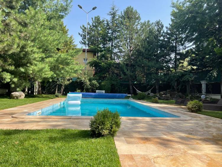 Resedinta deosebita,renovata 2023,P+2,garaj 2 loc, sauna, piscina, teren 1130 mp