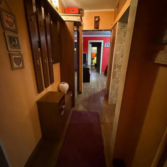 Apartament 3 camere, etajul 2/4, zona Mircea cel Batran