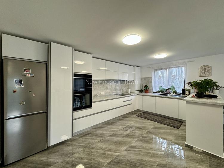 Casă Spațioasă de Vânzare în Ghimbav | Două Apartamente | Teren 579 mp - 4