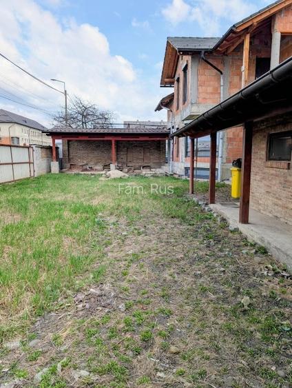 Proprietate de colt 2 intrari din strazi diferite intimitate rara - 14