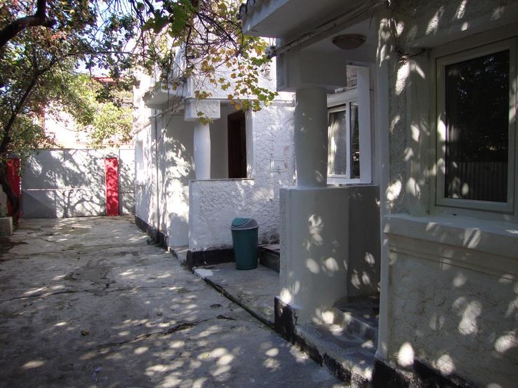 Particular vand casa la curte zona   dr sarii