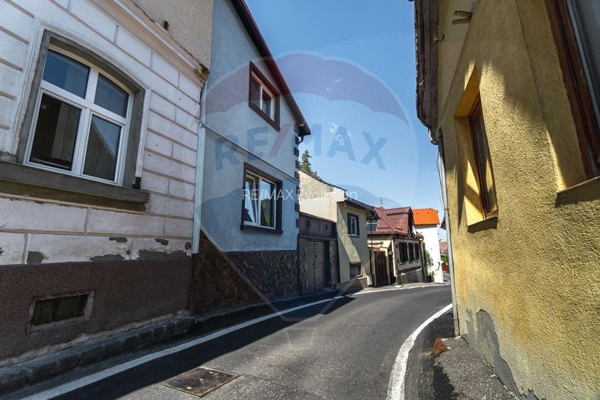 CASA COMPUSA DIN 2 APARTAMENTE, SCHEII BRASOVULUI| COMISION 0 - 28