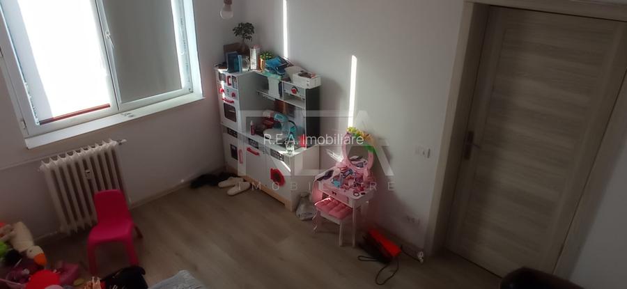 Apartament 3 Camere , Decomandat , Zona Alexandru Obregia - 3