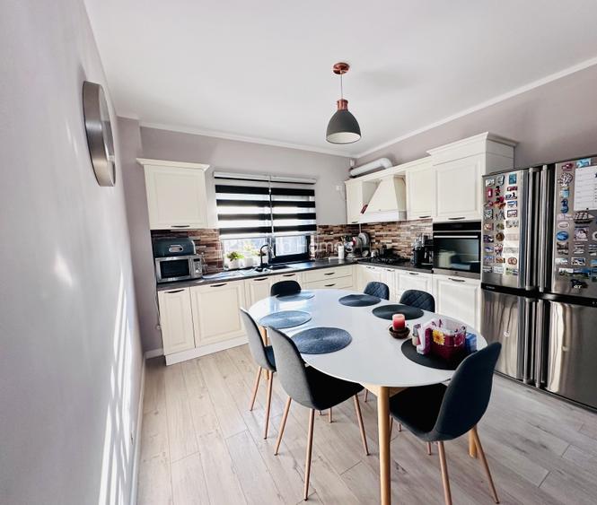 Duplex despartit prin garaj cu 5 camere - Dumbravita - 3