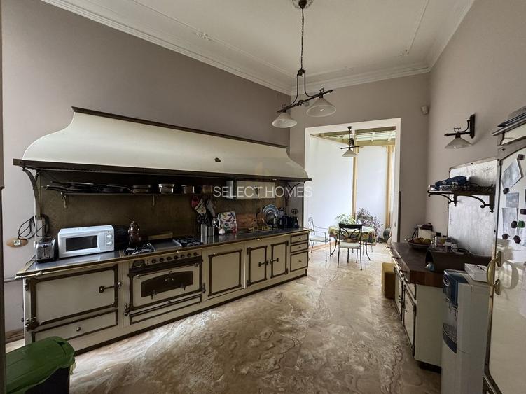 Vila istorica de vanzare in zona *Unirii* | 21 camere | curte, garaj - 15