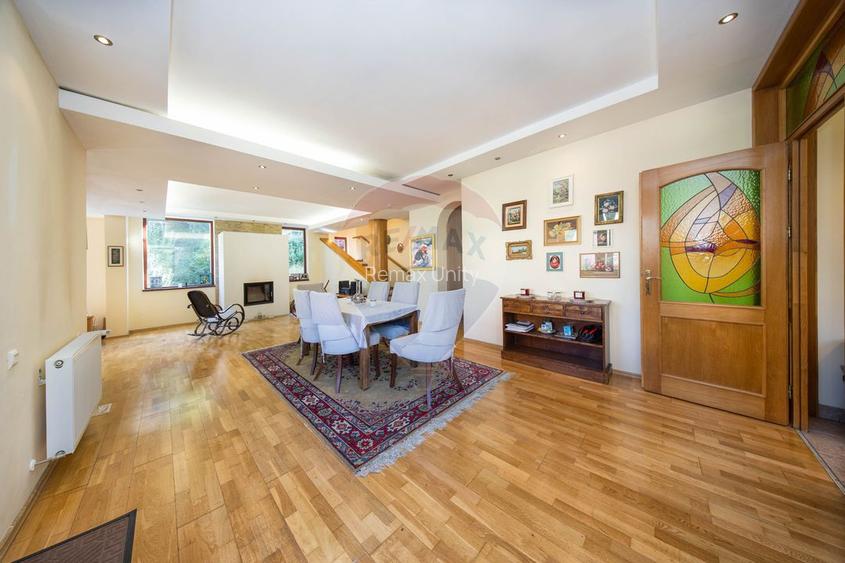 Vilă cu 8 Camere, Sală de Fitness și Saună in Moieciu Comision 0% - 17