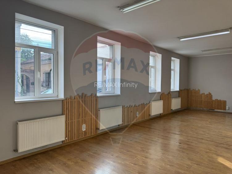 Apartament ultracentral cu curte, 2 unități locative. Str. Pitesti - 9