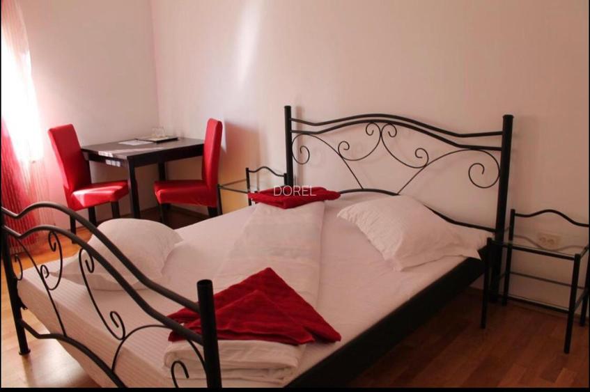 Proprietar vand casa  suprafata utila de 250mp parter etaj. Suprafata teren 272m - 7