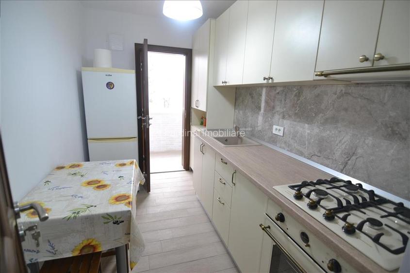 Inchiriere apartament 3 camere decomandat etajul 1 ,Florilor - 17