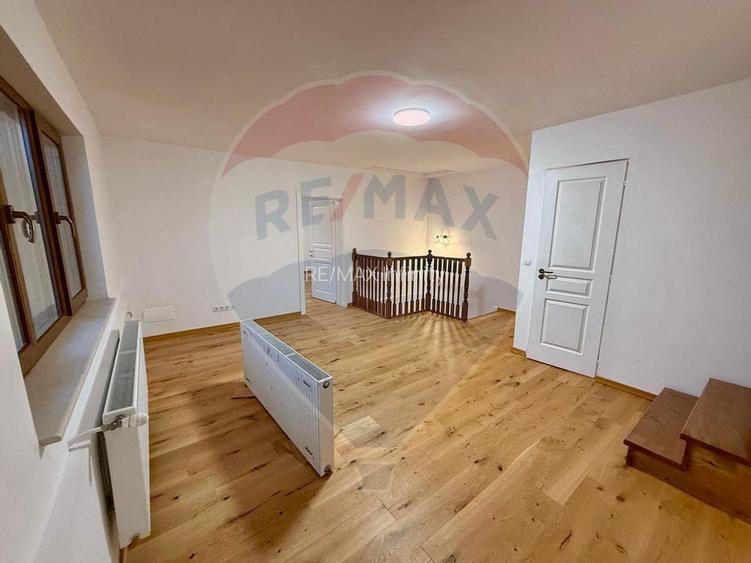 Apartament 4 camere, pe 2 niveluri si curte comuna în Centru - 21