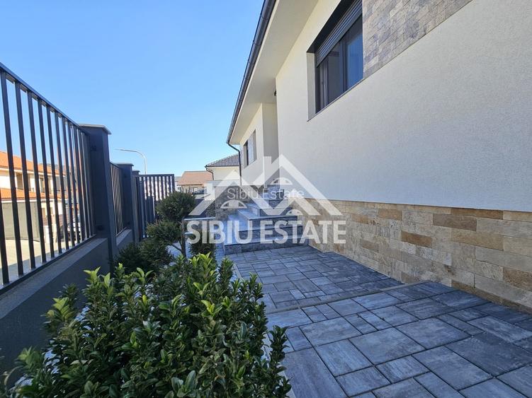 Casa cu garaj si pivnita, NOU - 14