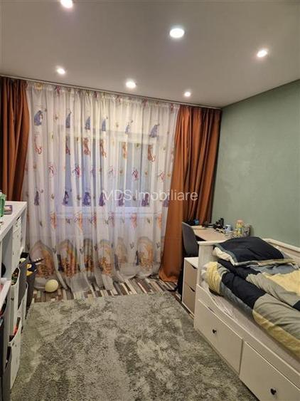 Decomandat cu 2 băi la etajul 3 - 5