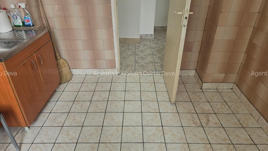 Vand apartament 3 camere în Deva, zona ultracentrală Lido-Casa de Pensii, etaj 2 - 5