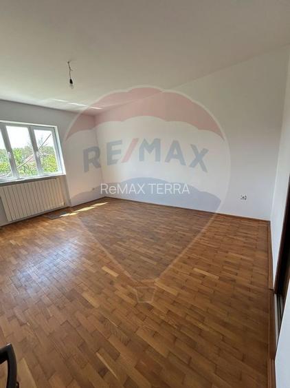 Casă cu 5 camere de vânzare - 16