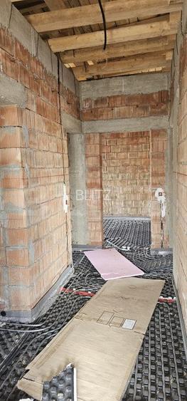 Casa la rosu, 4 camere, terasa mare cu vedere foarte frumoasa, zona Visan - 3