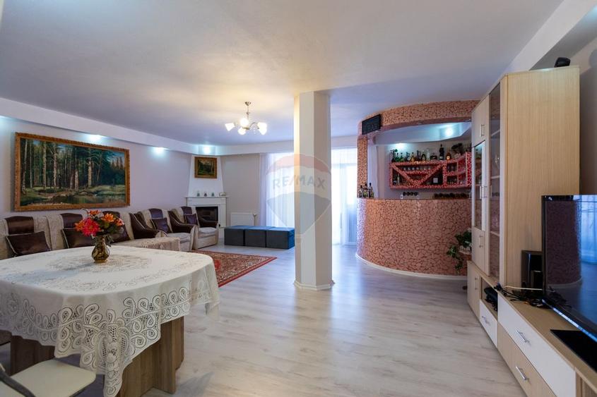 Casa / Vila cu 6 camere de vanzare, Calea Moinesti, Margineni