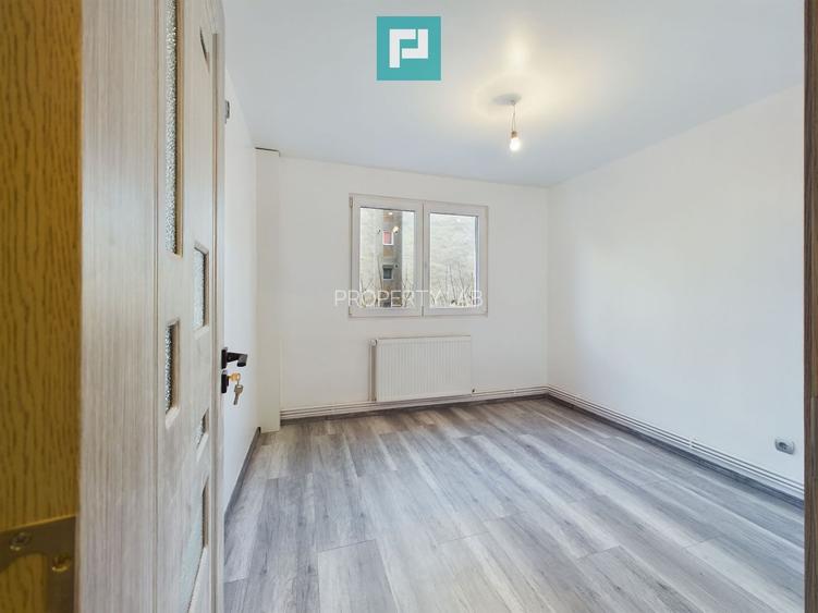 Apartament 3 camere pe str Hateg in Vlaicu - 16