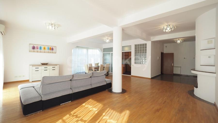 Vila cu 6-7 camere si gradina generoasa