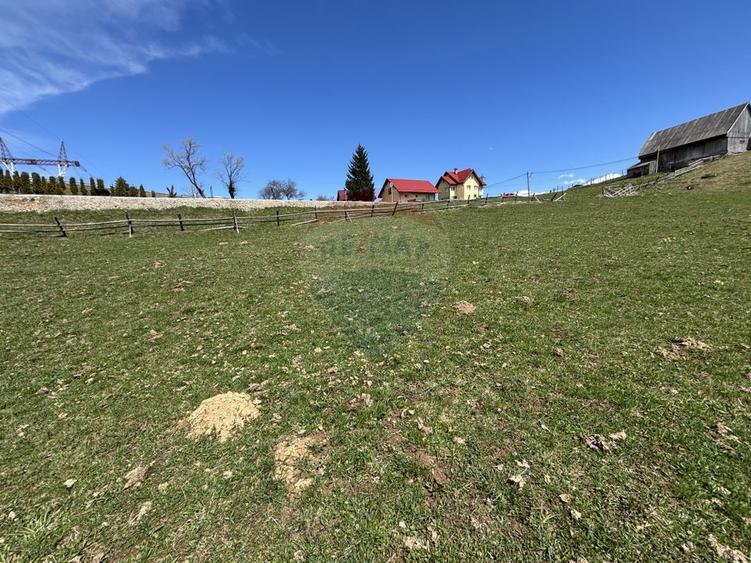 Teren Fundata 1776 mp, utilități la hotar, acces betonat, vedere munte