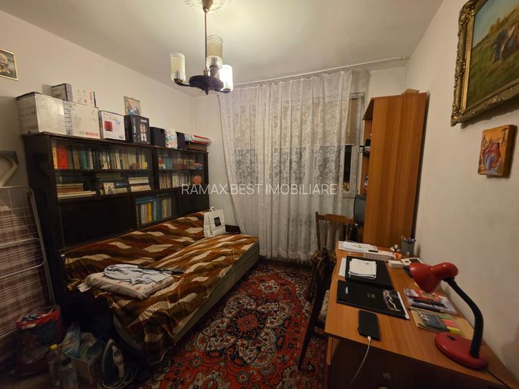 Titan, 5 minute metrou, strandul Cara, pe strada Stanila, bloc H, 4 etaje - 5