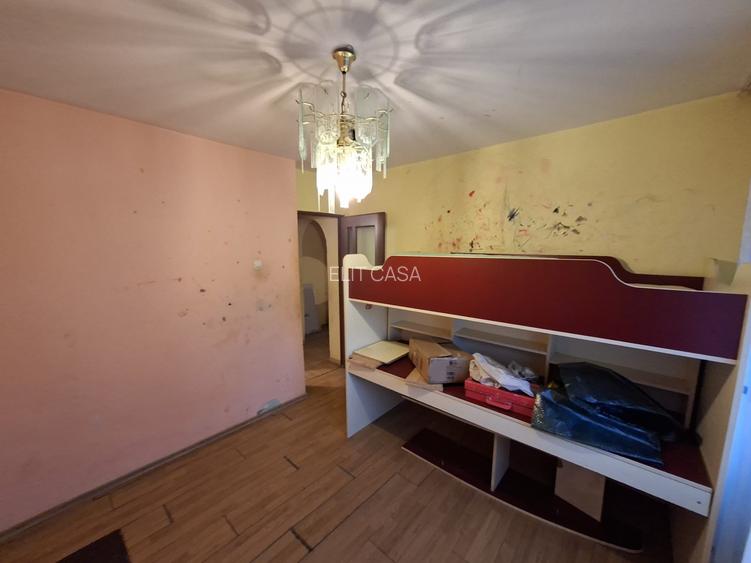 Apartament cu 3 camere, decomandat, zona Dacia - 7