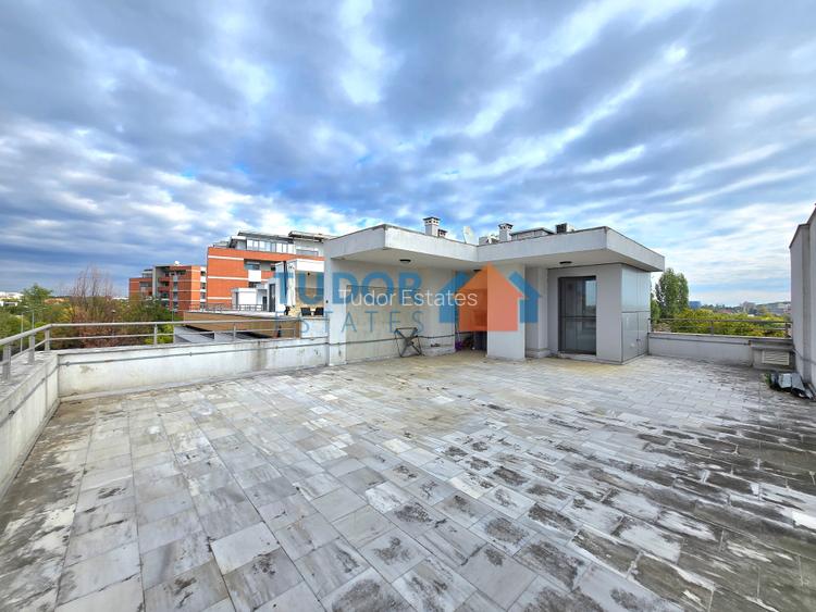 Elegant Multi-Level Home with 4 Bedrooms and Expansive Terraces in Green Lake - 23