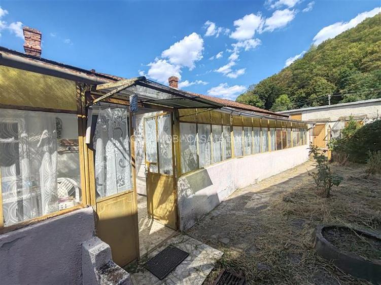 Bocsa Montana, Casa cu pridvor generos, ideala pentru familie extinsa. - 5