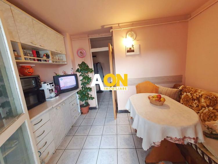 Apartament 3 camere, decomandat, 2 bai, zona Kaufland