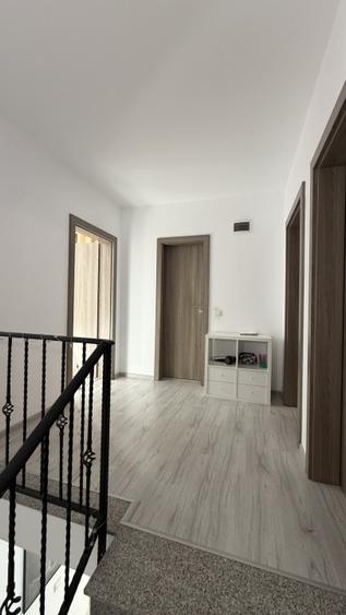Casa de vânzare în Tunari – 3 dormitoare, curte proprie și 2 locuri de parcare