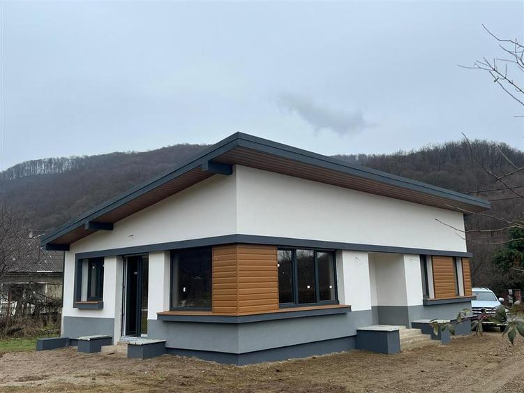 Casa cu 3 camere zona Baita