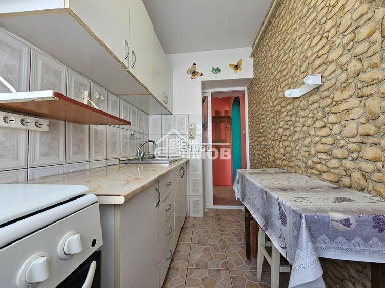 Apartament 3 camere, Micro 6 – etaj 1, centrală proprie, mobilat