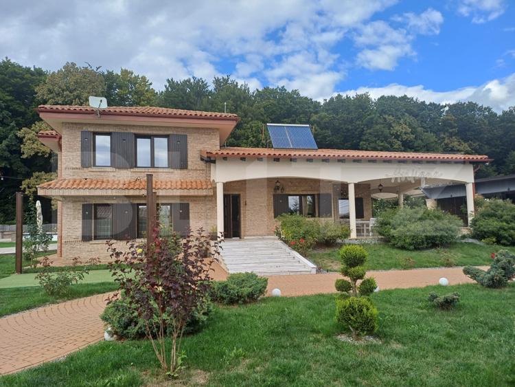 Pensiune cu 2 sali de evenimente, teren 6573 mp, zona Suceava