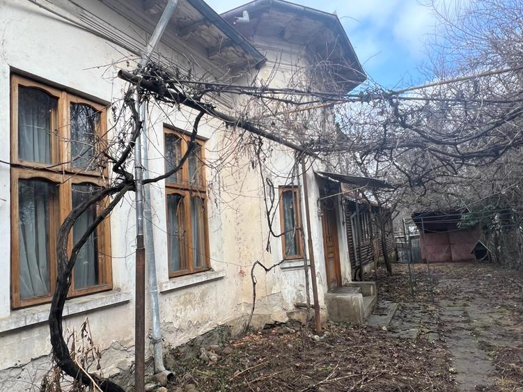 Targoviste - central, strada Justitiei,casa cu teren 500 mp