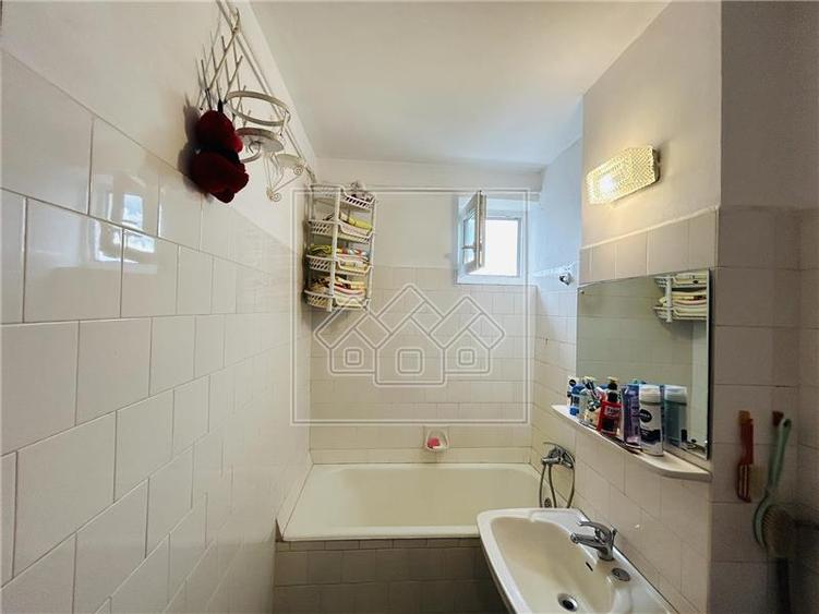 Ap decomandat, 3 camere, balcon, pivnita - N. Iorga