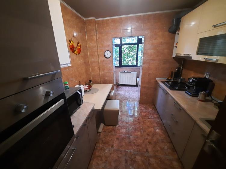 Apartament cu 3 camere decomandat, etaj 1/4, zona Alexandru cel Bun