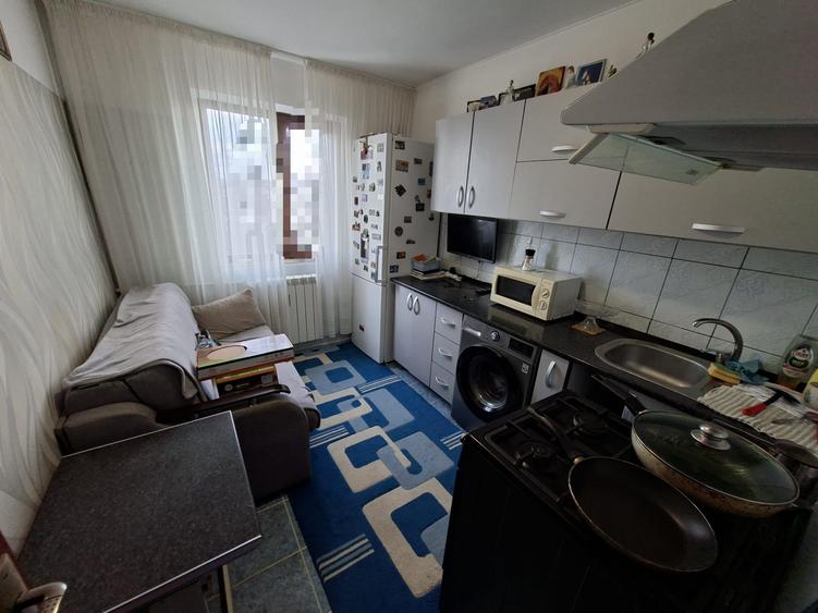 Apartament cu 1 camera decomandat, etajul 3/4, zona Podu Ros