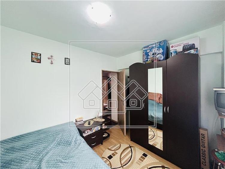 Ap decomandat, cu 2 camere, balcon, etaj 4/8 - M. Viteazu