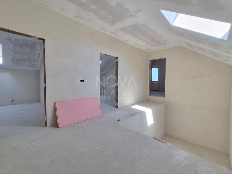 Casa generoasa cu 7 camere, 3 bai, dressing si parcare – Sura Mica