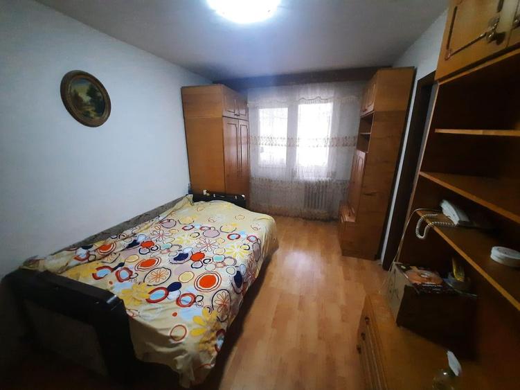 Apartament 3 camere, etajul 3/4, zona Tatarasi
