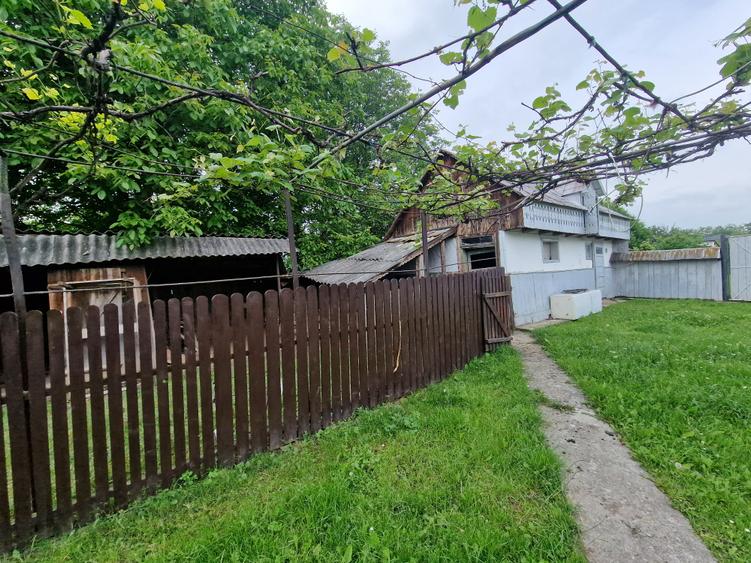Casa la 5 km de Targu-Neamt - cu iaz si livada matura - gata pentru mutat