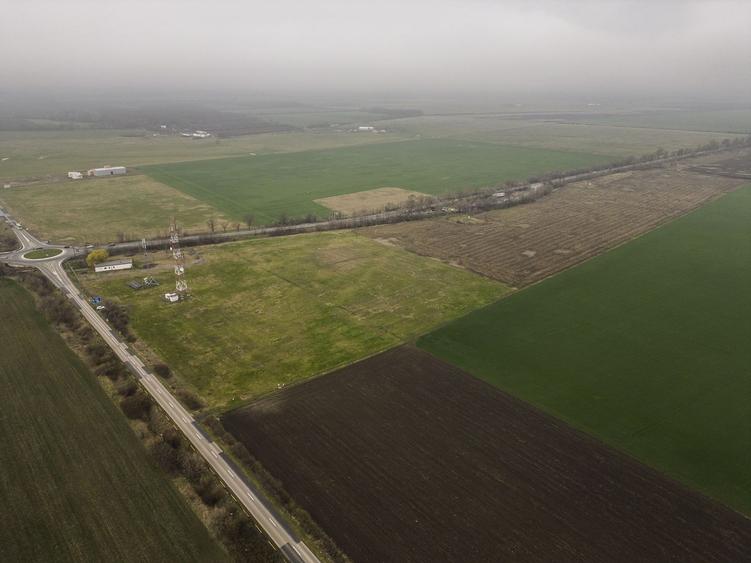 Teren 84000 mp la 20 km de Arad, la DN79