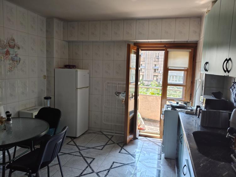 Piata Unirii, Coposu, 2 camere decomandate, et. 3/p+10, bloc 1990