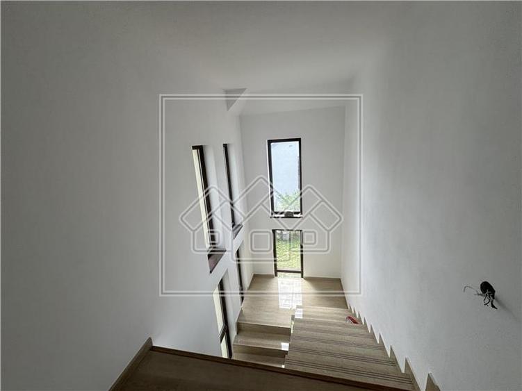 Casa de inchiriat - spatiu birouri/comercial - 6 camere - 240 mpu