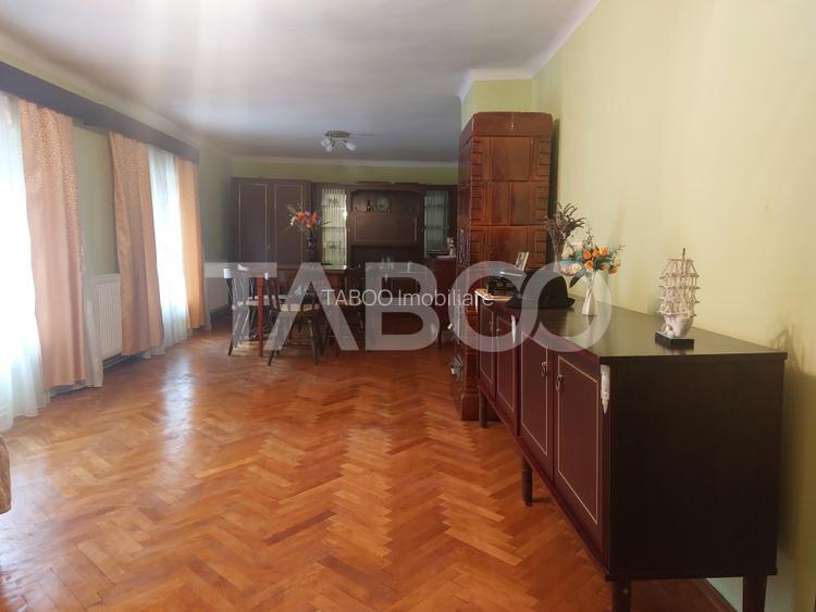 Casa in zona centrala 5 camere 2 bucatarii 3 bai curte comuna Cisnadie