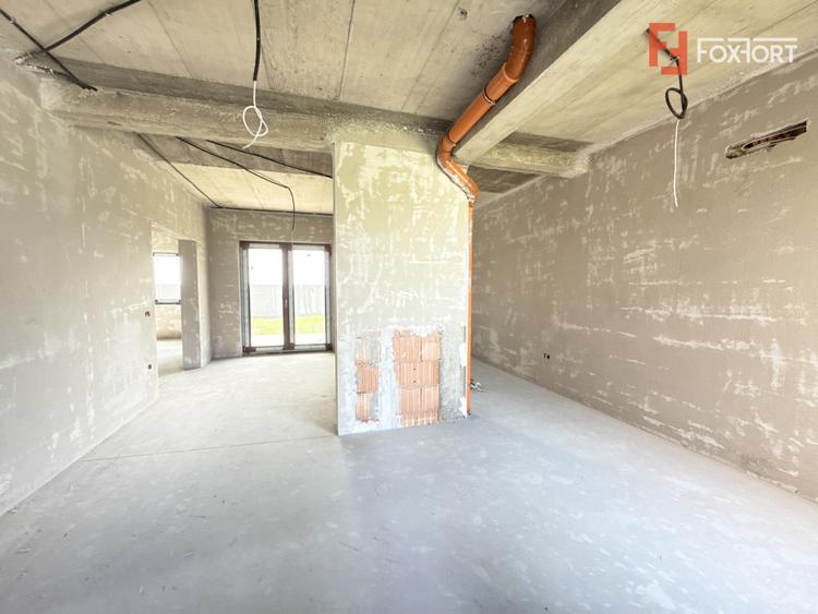 Casa cu 4 camere, interior la gri si exterior la rosu in Sacalaz